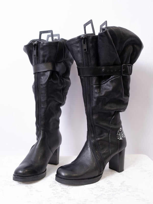 ZUCCA FW2009 BLACK LEATHER KNEE-HIGH ZIP SLANT BOOTS - SIZE M