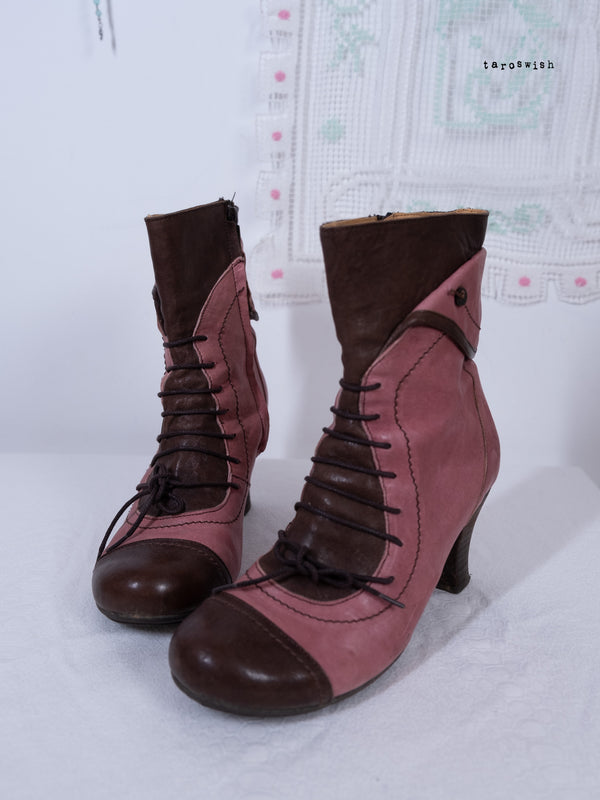 EU40 TWO-TONE PINK LACE-UP HEELED BOOTS