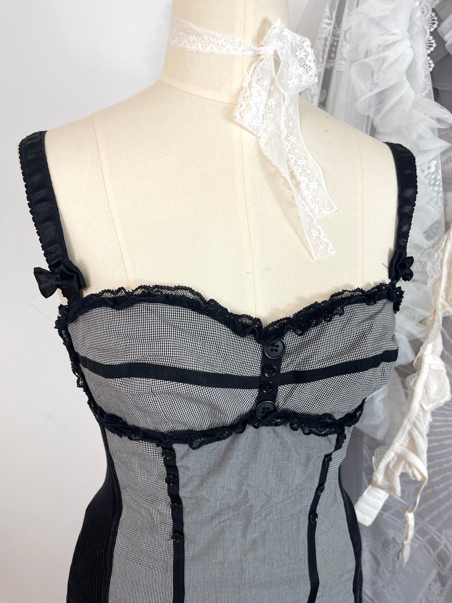 Hybris lace trim corset