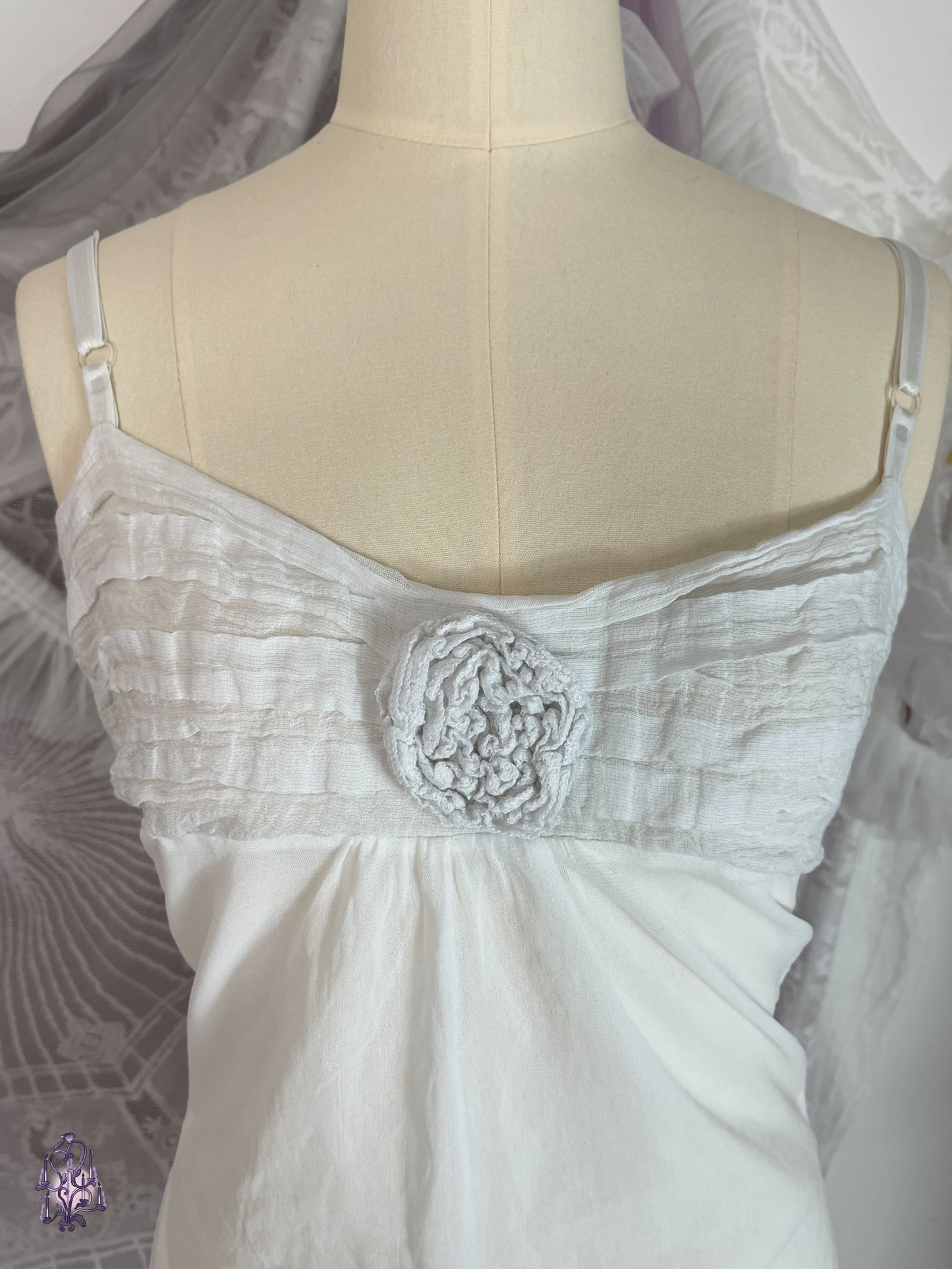 Flower knot camisole in white